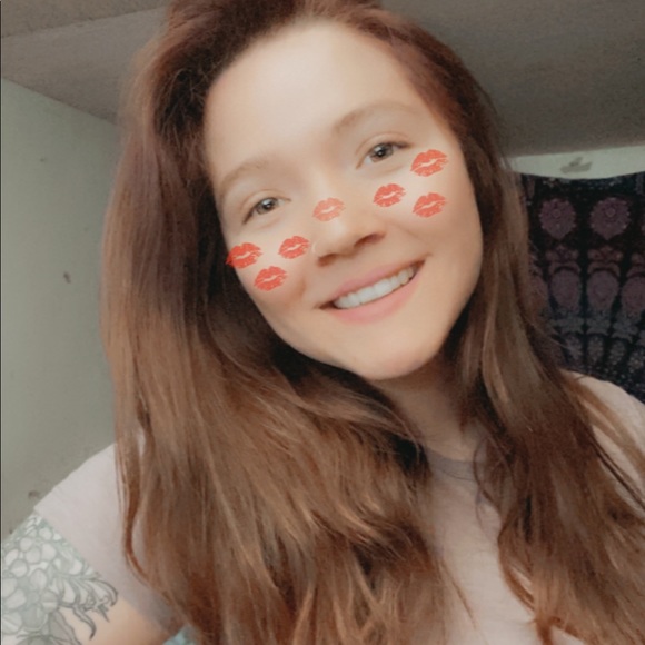 Meet your Posher, Nichole - Picture 3 of 4